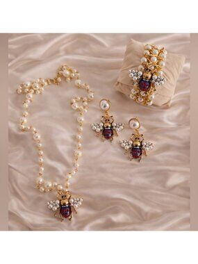 Vintage Honeybee Elegant Gold Pearl Set